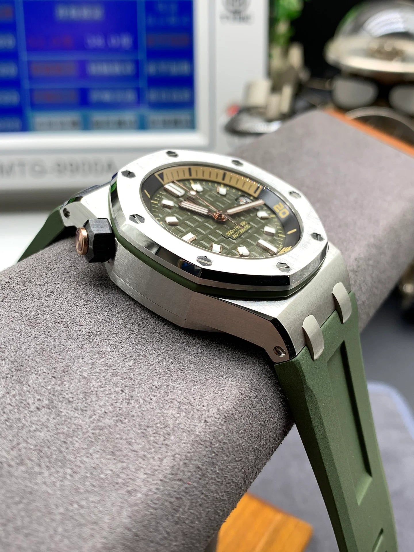 Green Diver Automatic Watch 42 mm